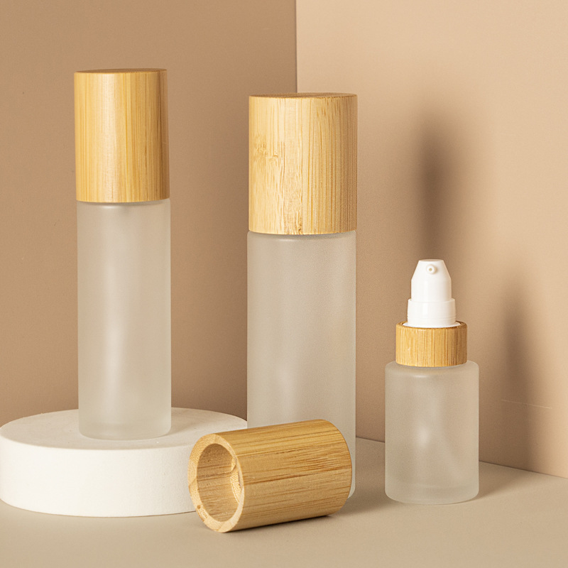 مضخة غسول مستحضرات التجميل بلوري رذاذ ناعم وزجاجة رذاذ زجاجية مع غطاء من خشب الخيزران