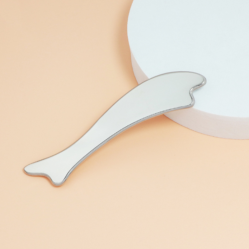 لوح غوا شا مصنوع من سبائك الزنك على شكل سمكة مع ألوان وشعار شخصي