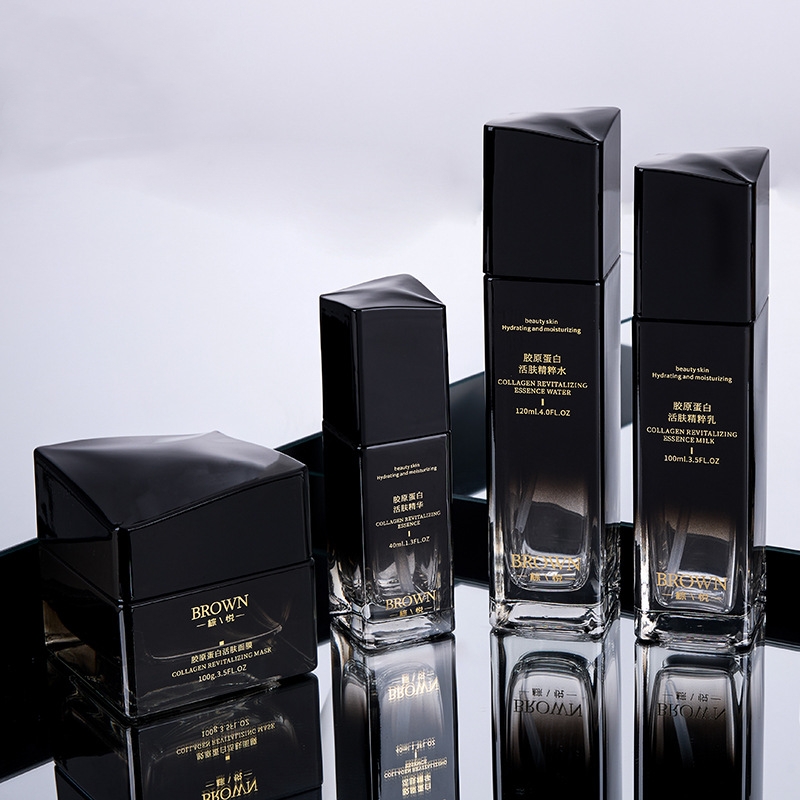 جرة كريم زجاجية مربعة الشكل فريدة من نوعها مع تصميم غطاء مرتفع لتغليف مستحضرات التجميل