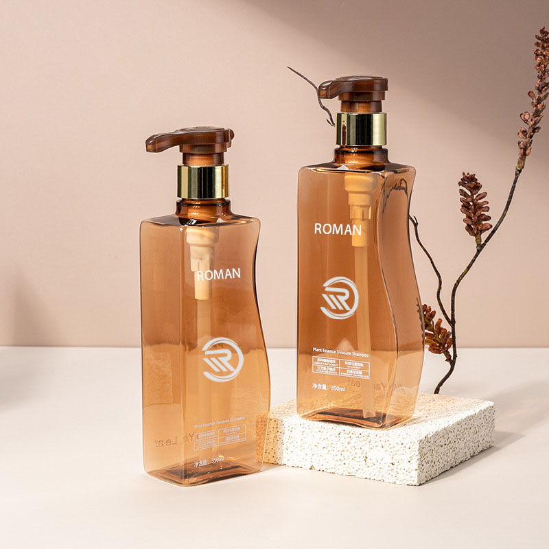 زجاجة لوشن الجسم الفارغة من البلاستيك العنبر على شكل منحنى 350 مل 500 مل يمكن الاعتماد عليها مع مضخة لبلسم شامبو العناية بالشعر أو استخدام كريم الوجه