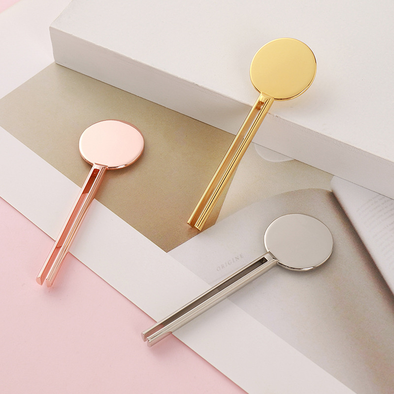 مستحضرات التجميل بدوره مفتاح شكل أنبوب العصارة المتداول معجون الأسنان أنبوب عصارة مفتاح مع حامل موزع أنبوب معدني عصارة